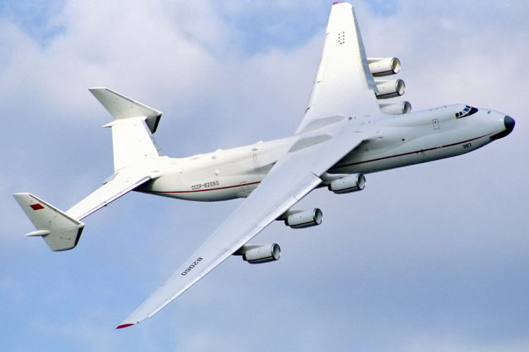Antonov_An-225_at_Farnborough_1990_airshow_2-750x499.jpg