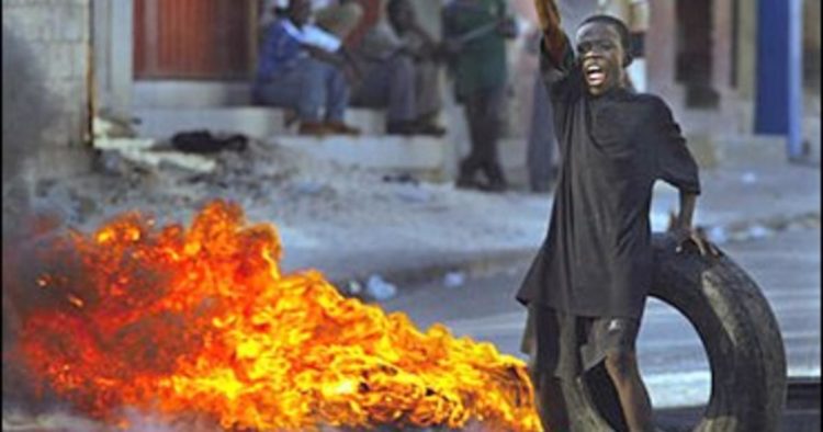 necklacing_enthusiast-750x394.jpg