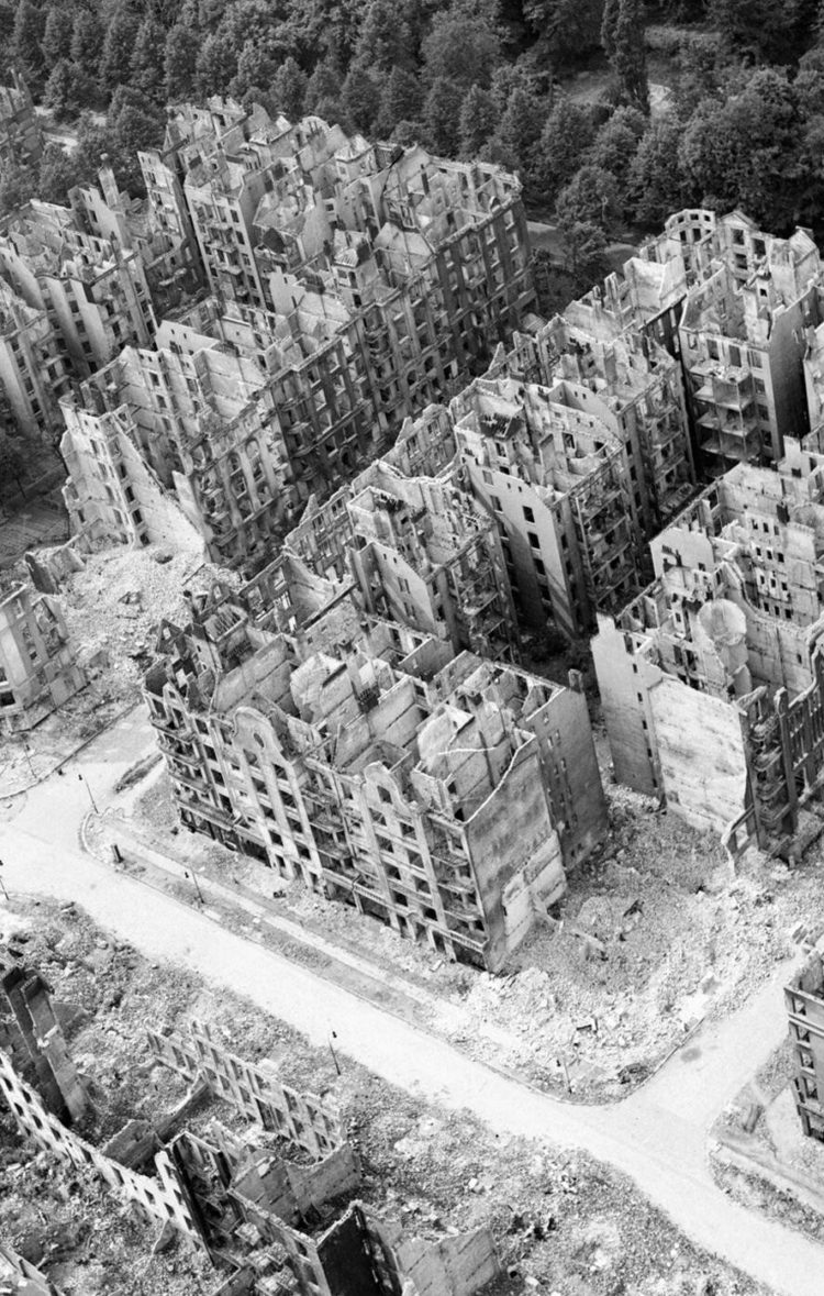 HAMBURG-Royal_Air_Force_Bomber_Command_1942-1945._CL3400_crop-750x1179.jpg